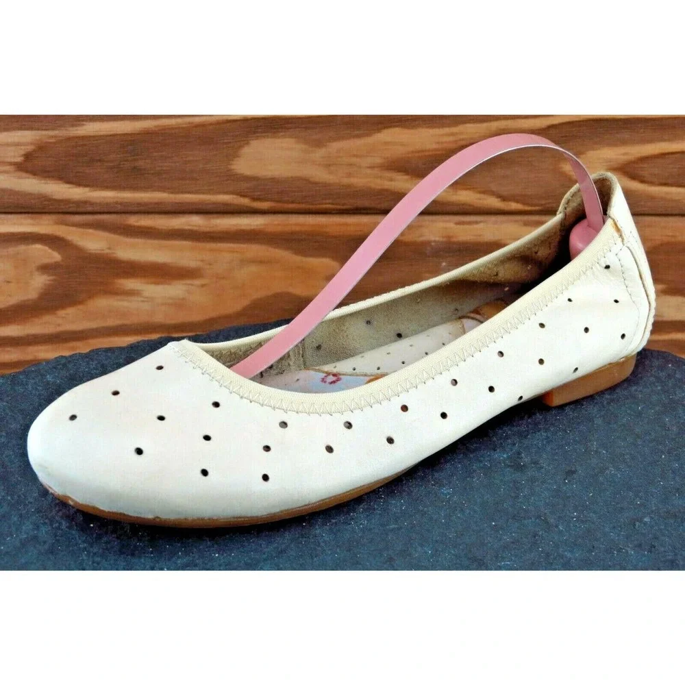Born Size 5 M Beige Round Toe Ballet Flats Leather Women